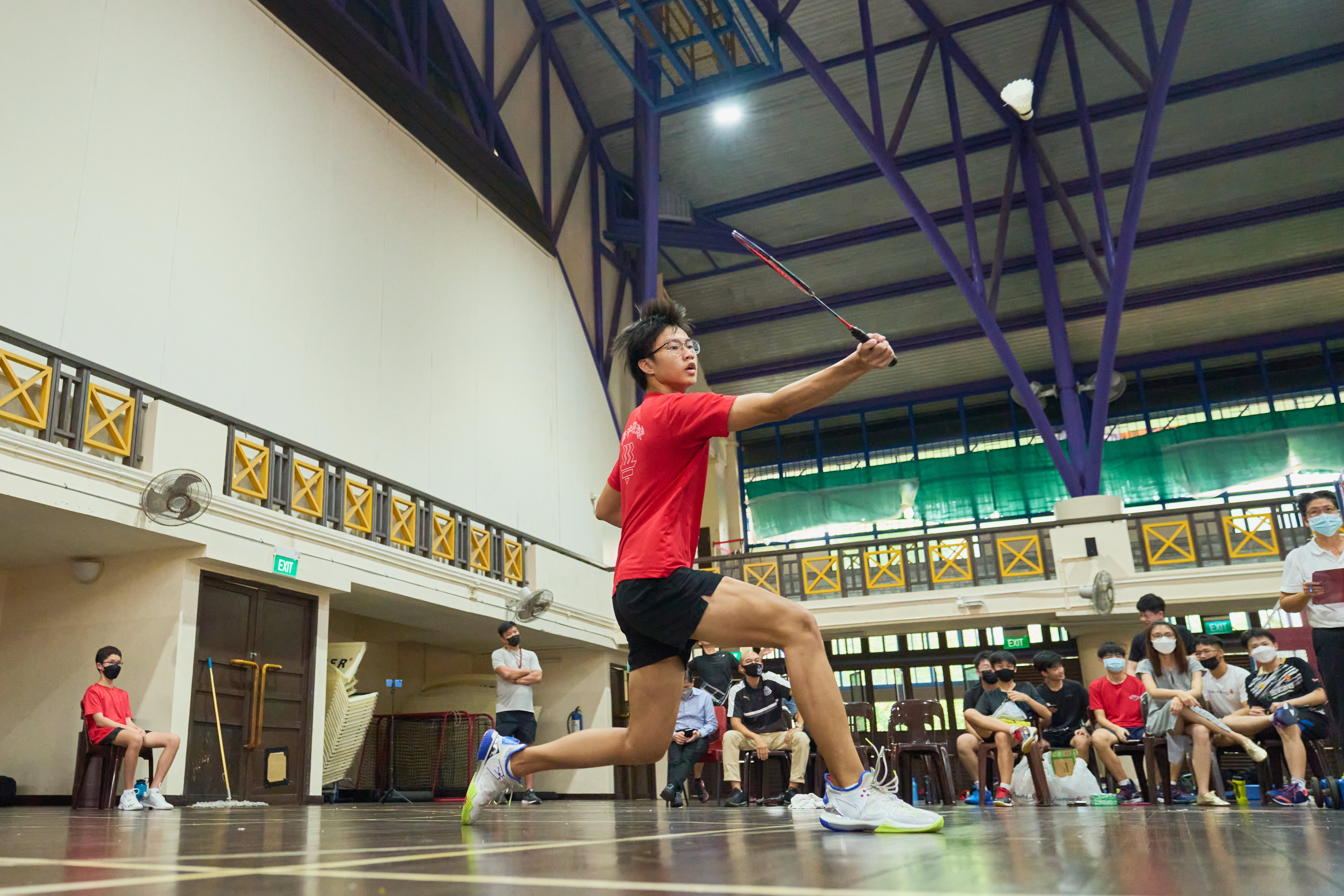 2022-04-27 Badminton B Div Boys Final Match 3 Brendan Lau Zheng Xin (HCI) returned a shot to Tan Jing Xiang( Fuhua Sec) Brendan won 21-5 21-10 HCI won 4-1 Photo by Eric Koh DSC07141