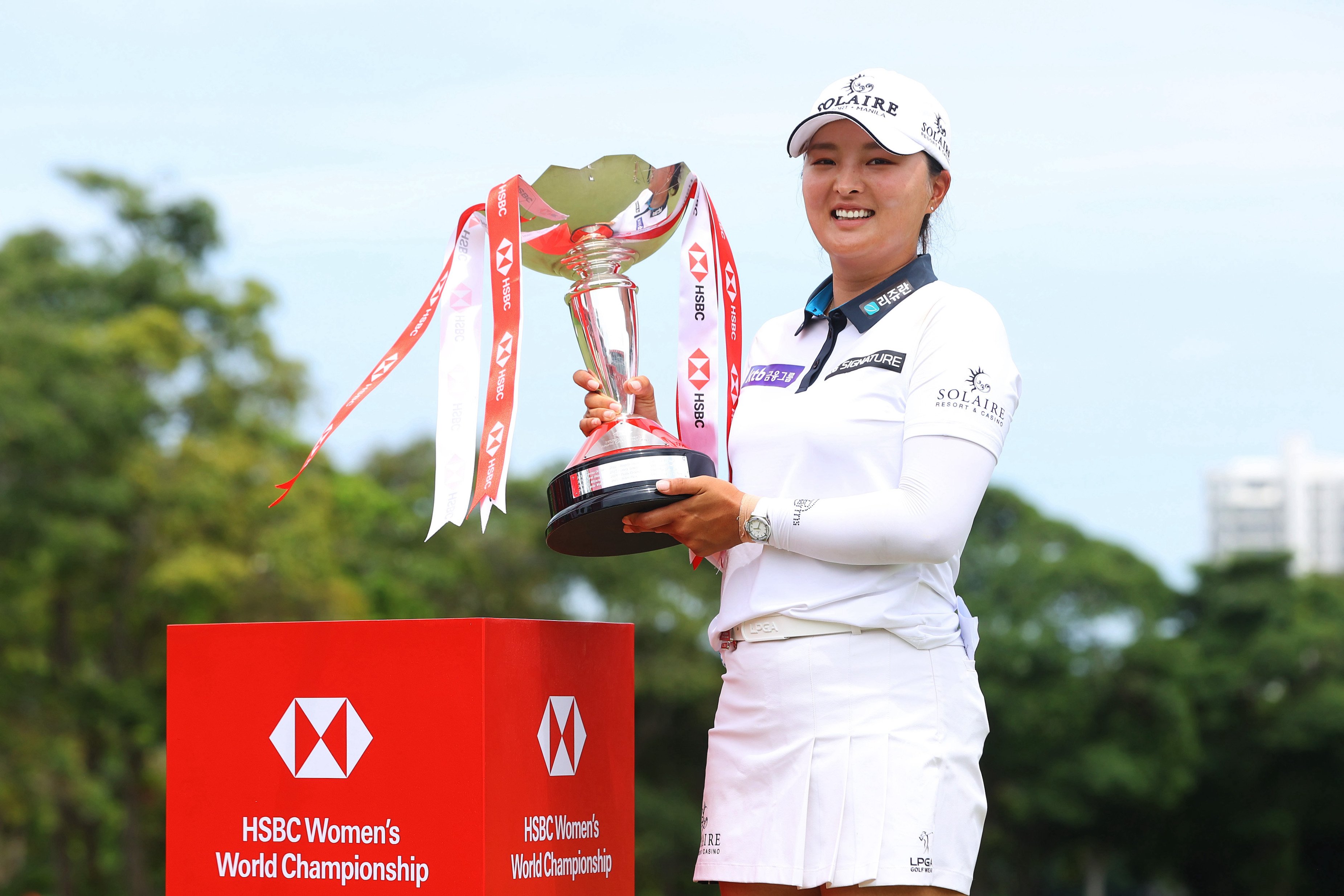 Jin Young Ko with the HSBC Womens World Championship Trophy_Getty Images