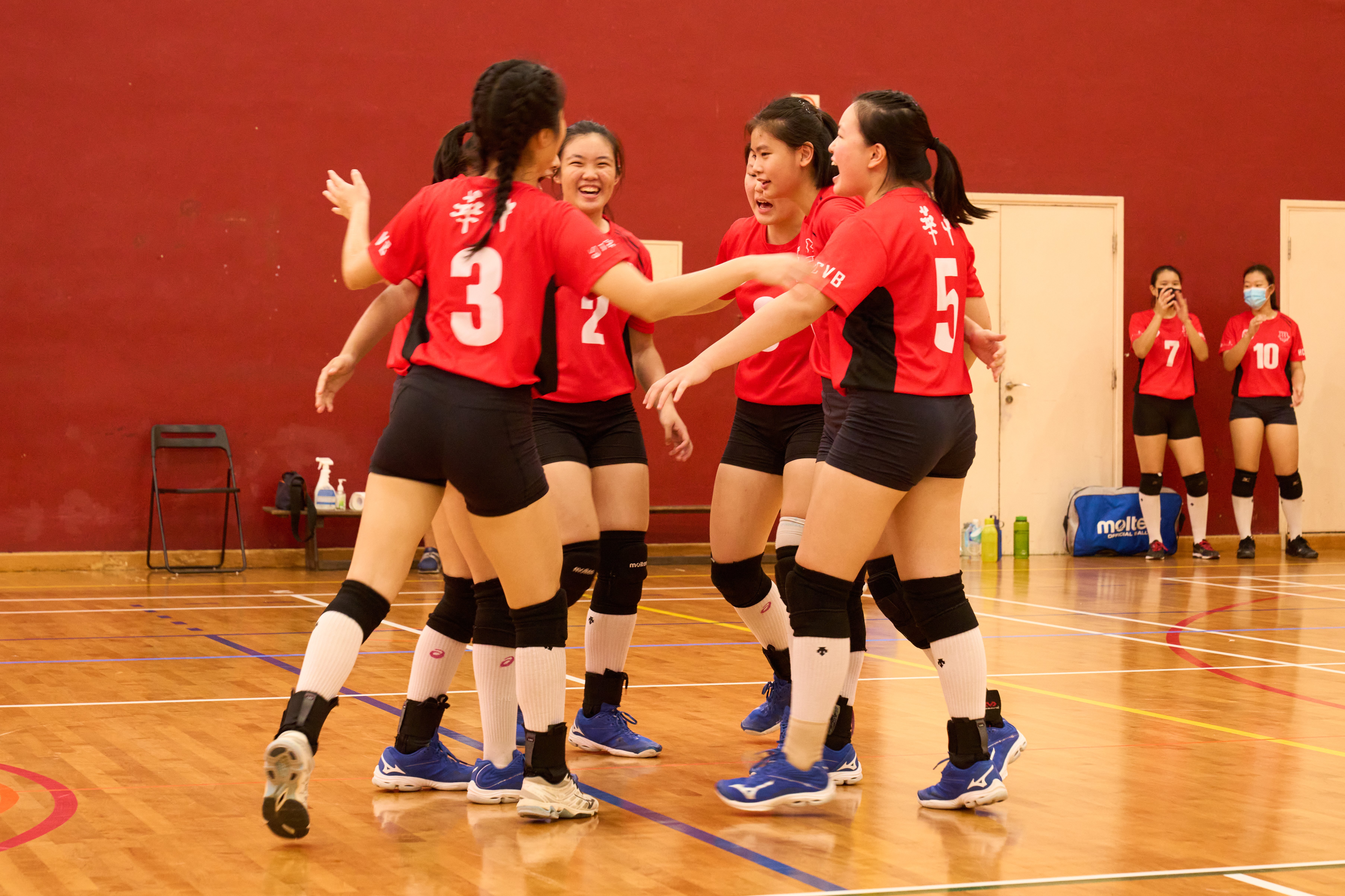 2022-05-06 Volleyball A Div Girls HCI vs ASRJC S1 Team HCI celebrated after winning a point Photo by Eric Koh DSC09420