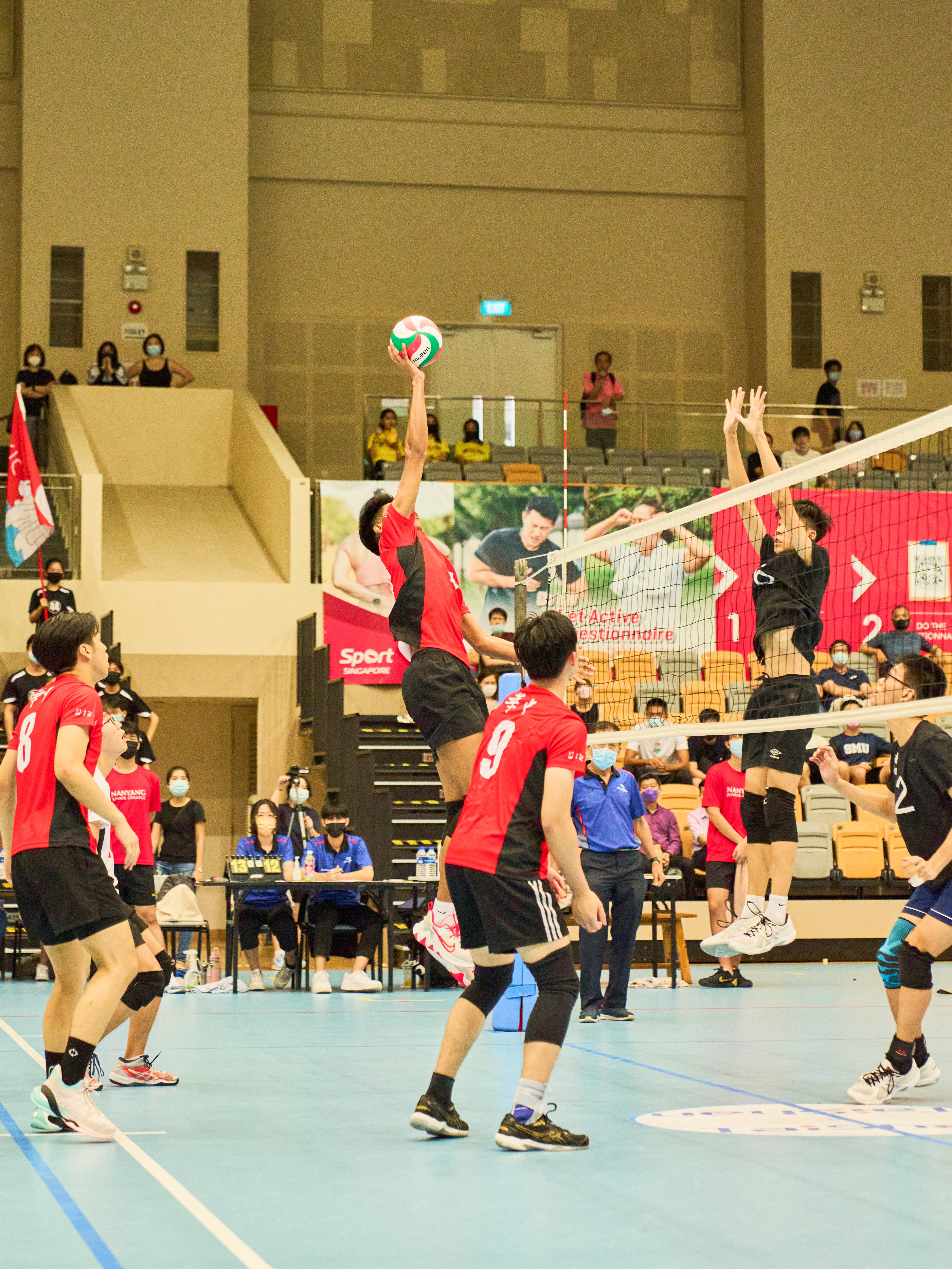 2022-05-23 06 Volleyball Final A Div Boys NYJC vs HCI, Teams in action Photo by Eric Koh DSC05932