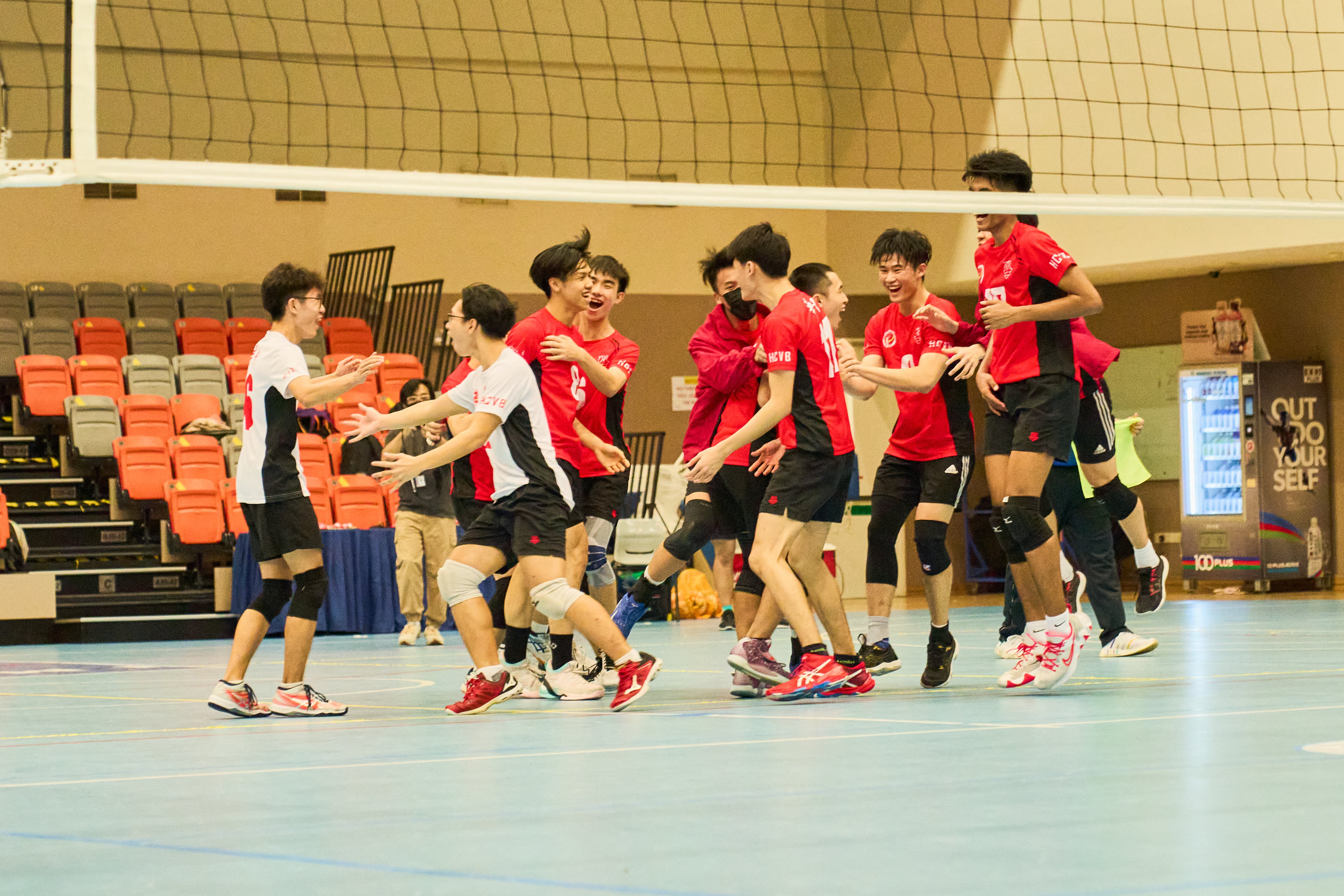2022-05-23 31 Volleyball Final A Div Boys NYJC vs HCI , After the final whistle, HCI Team congratualates each other, they win 15-25 19-25 17-25 Photo by Eric Koh DSC06515