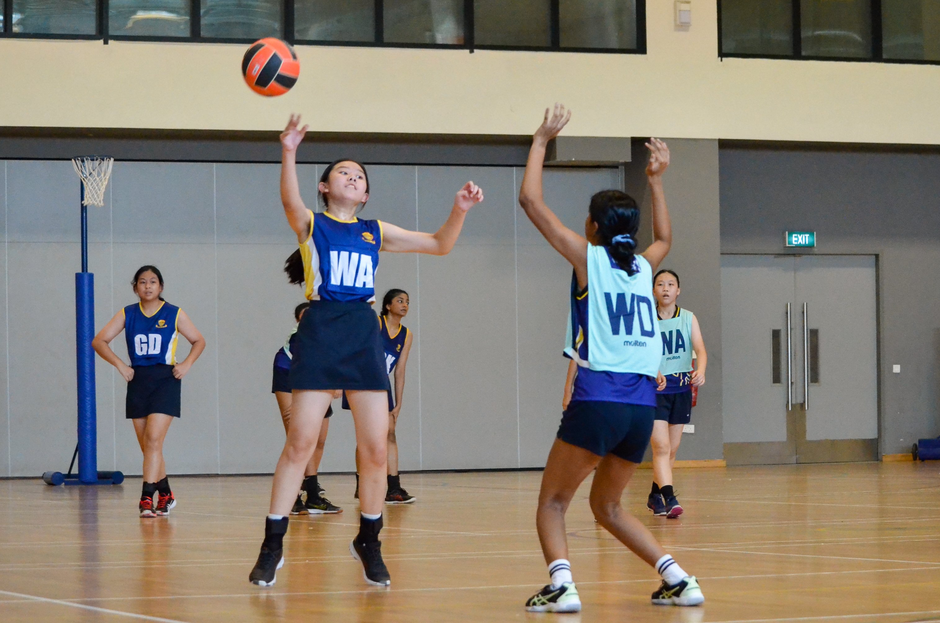 Sch-East-B Div Netball TNVictorNg-MGS-Gracie-one-on-one-with defender.NB50