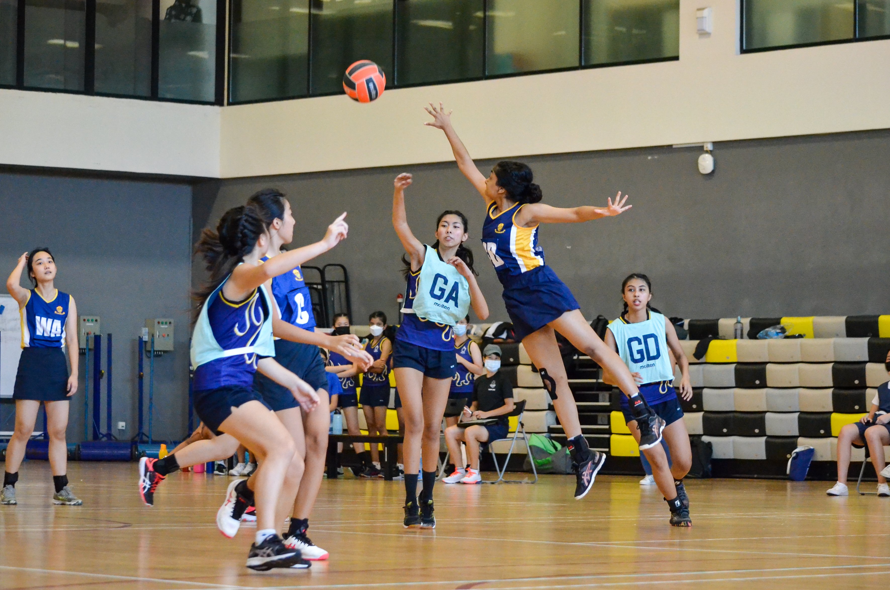 Sch-East-B Div Netball TNVictorNg-MGS_Nashita-out-jumping the rest-NB42