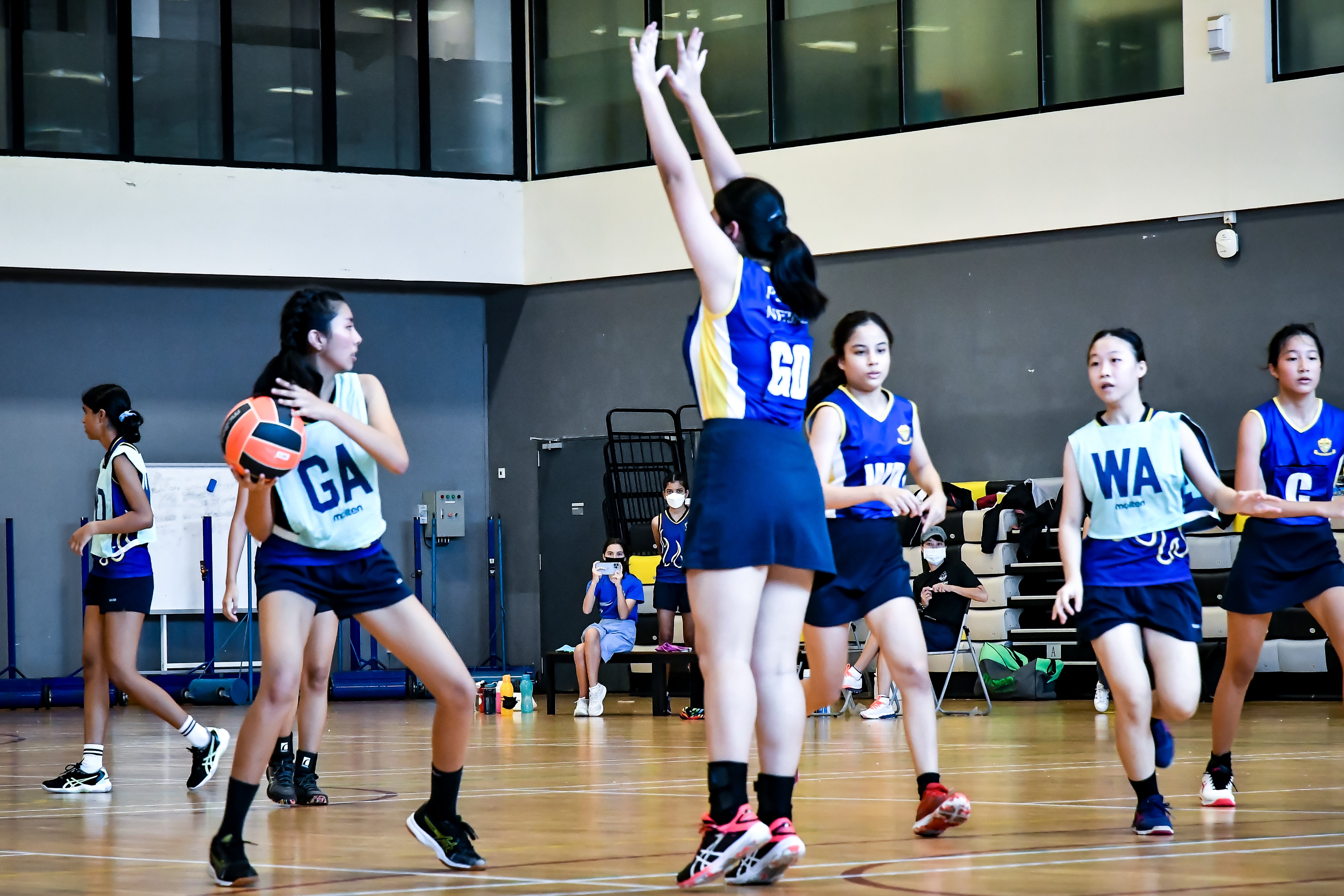 Sch-East-B Div Netball TNVictorNg-SACSS-GA-giving pressure to MGS defenders-NB26