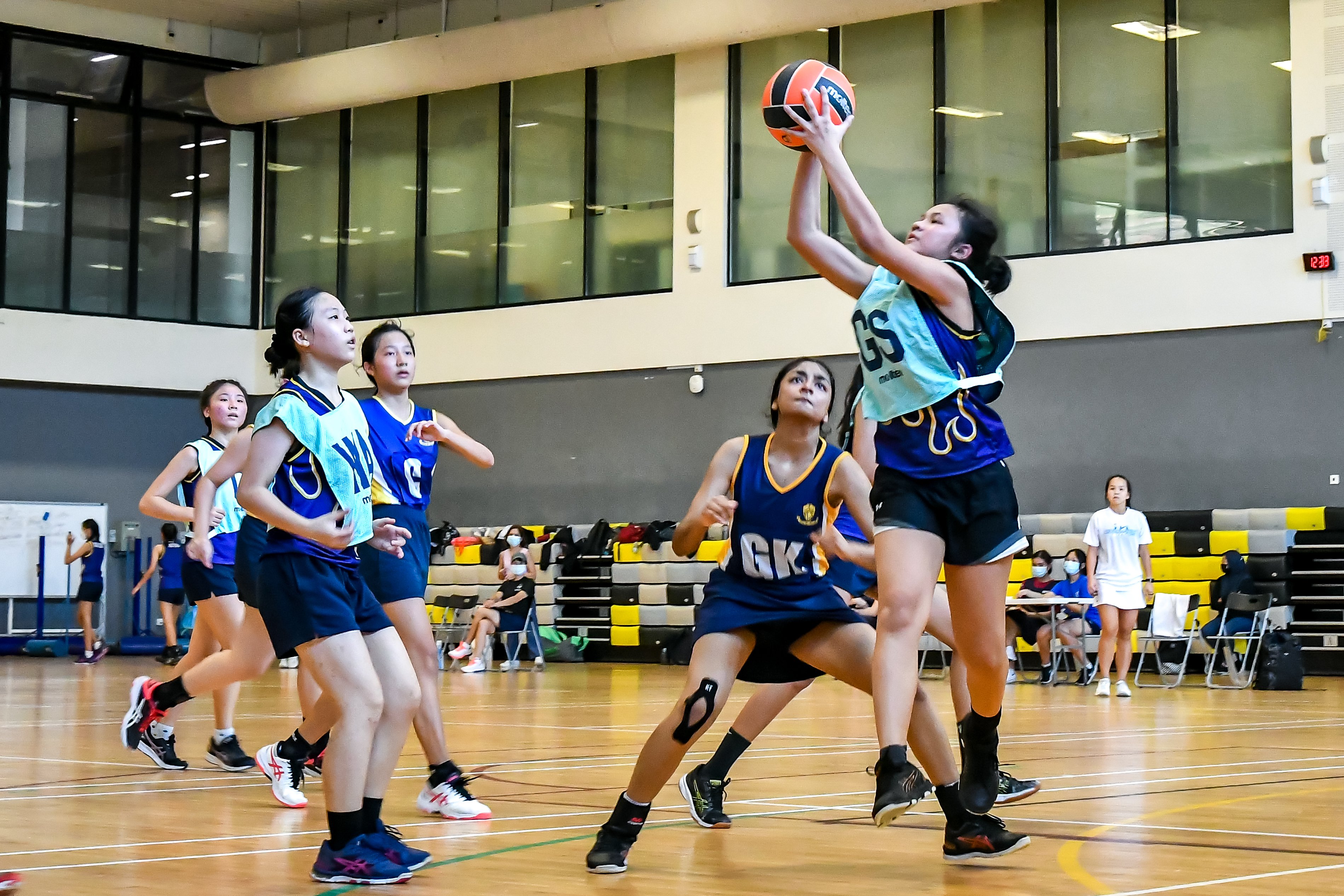 Sch-East-B Div Netball TNVictorNg-SACSS_GS-making another attempt at goal-NB27